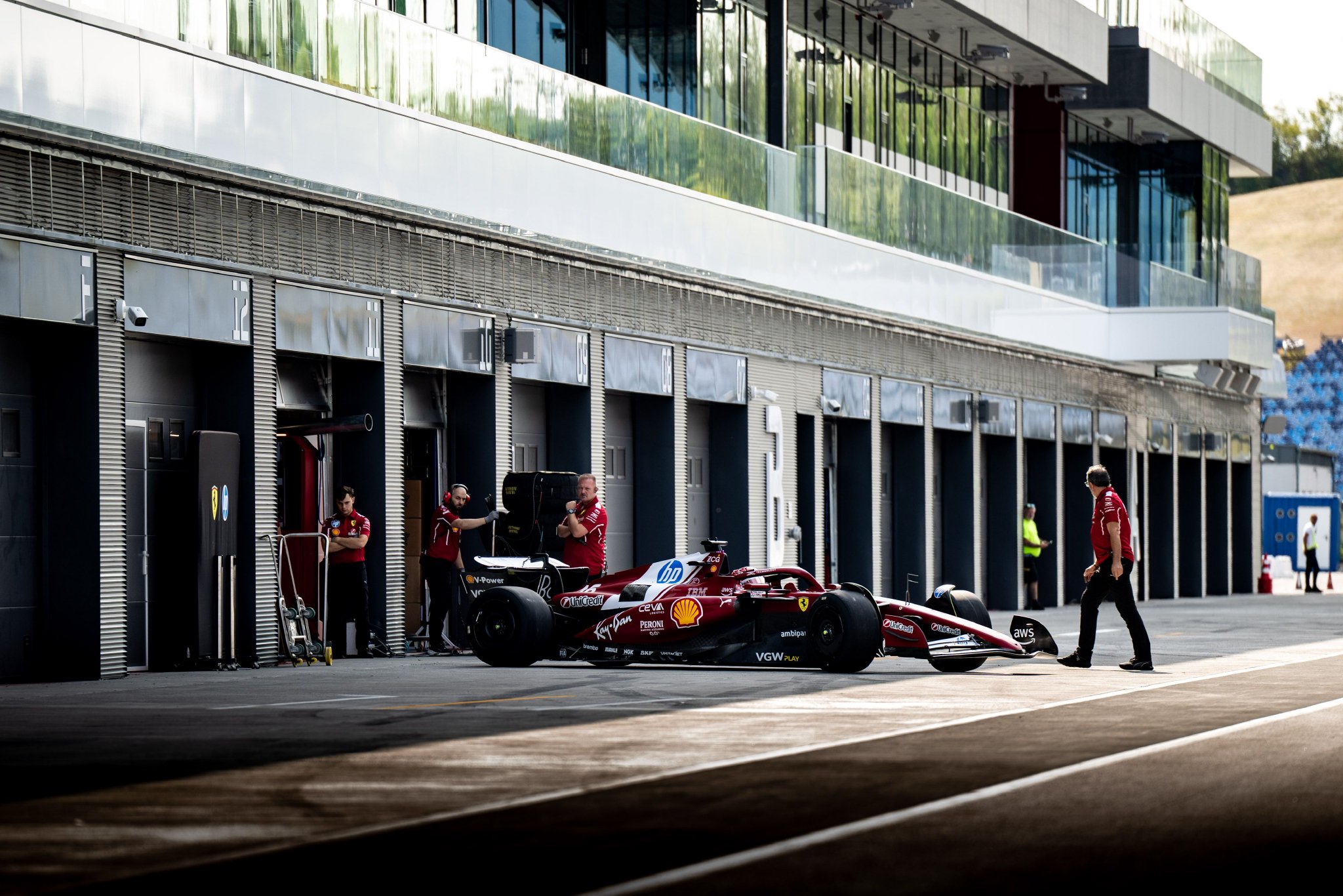 梅赛德斯险胜迈凯伦,勒克莱尔点燃赛场 梅赛德斯险胜迈凯伦,勒克莱尔点燃赛场