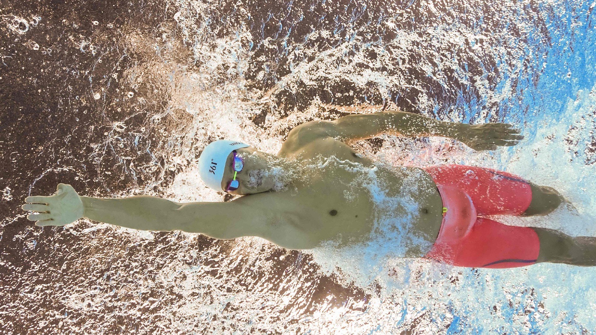 暗夜极速,贝林厄姆率队征服F1街道赛,诠释唯一性的胜利法则